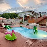Hotel Wellness & Kaskady 4*