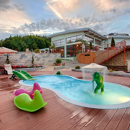 Ξενοδοχείο Wellness & Kaskady 4*